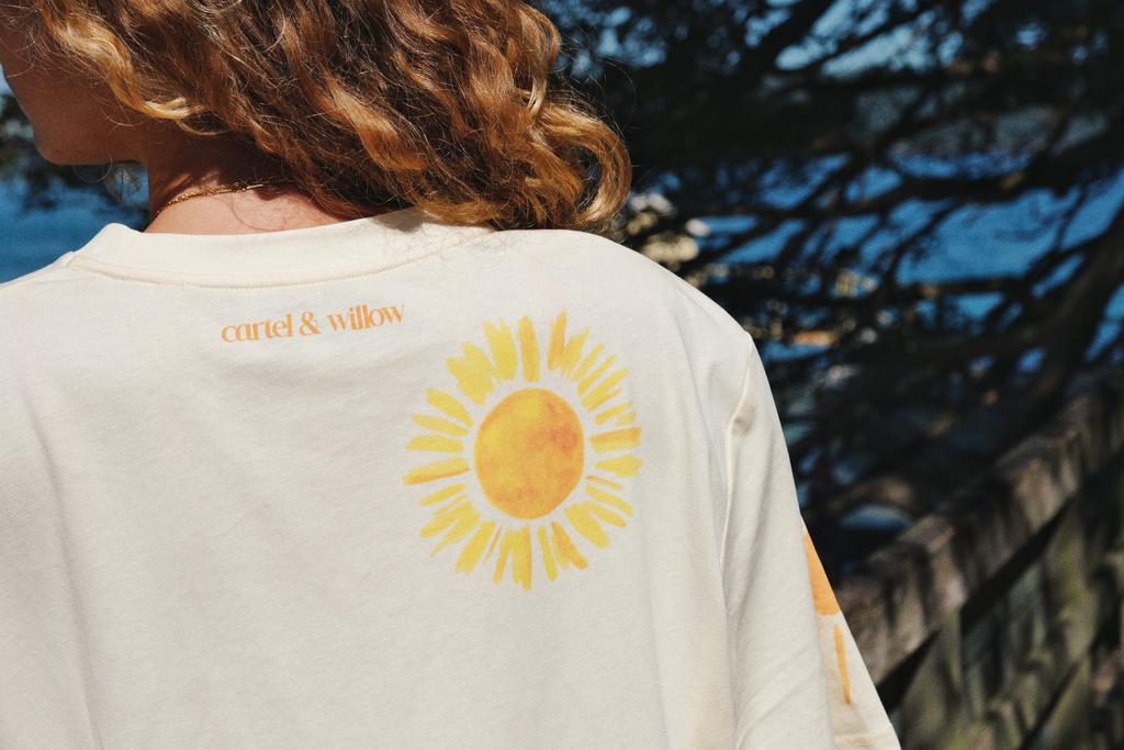 Boxy-fit T-Shirt
Short Sleeve
Straight hemline
All over sun placement graphics
100% Cotton Jersey Fabric