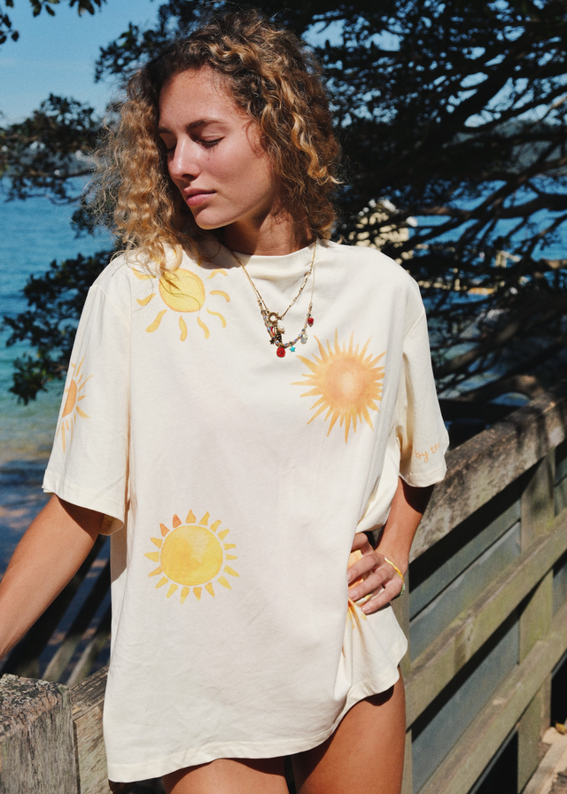 Boxy-fit T-Shirt
Short Sleeve
Straight hemline
All over sun placement graphics
100% Cotton Jersey Fabric