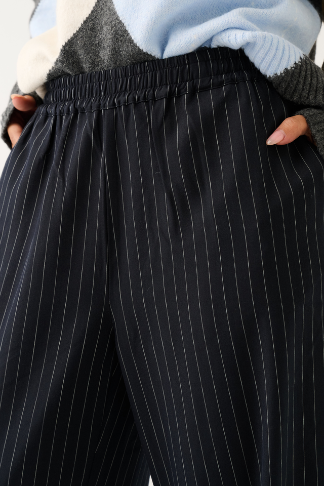 Elasticated waistband
Straight leg fit
Inseam side pockets
100% Polyester