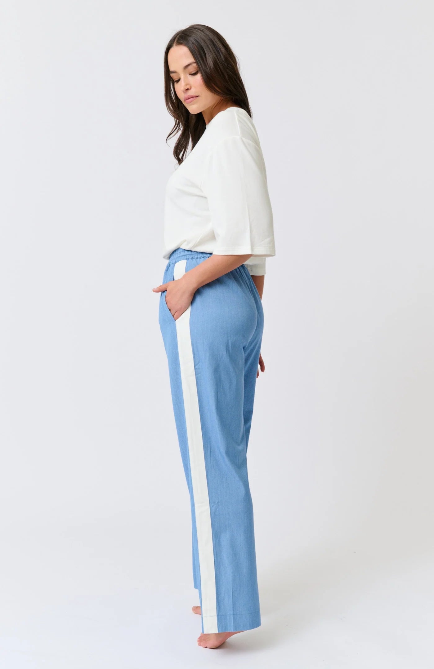 Elasticated waistband with functional drawstring
Straight leg fit
Inseam side pockets
Contrast off white stripe tape along outer leg