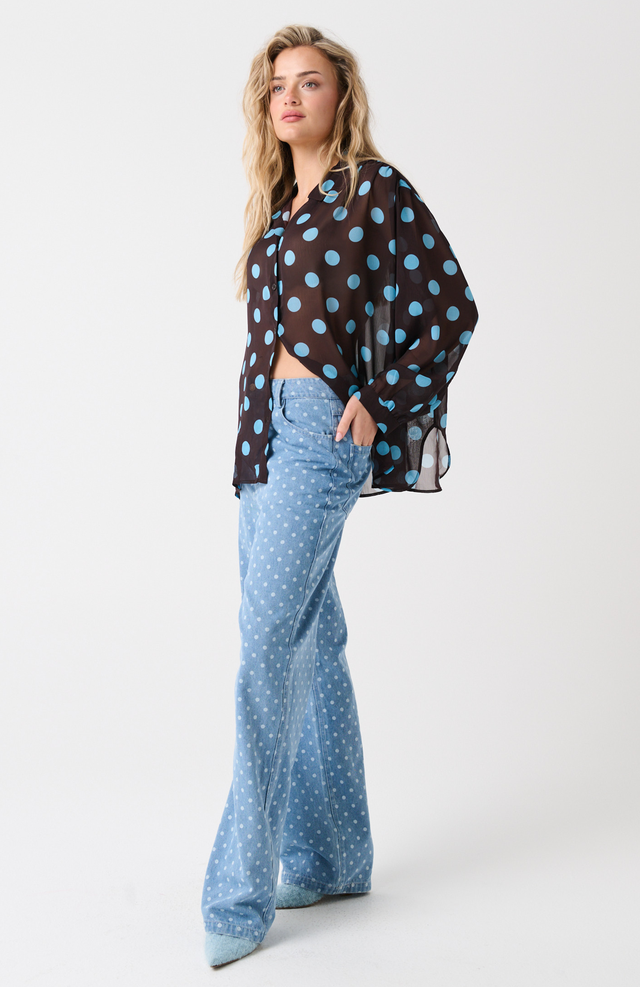 Oversized fit, button front shirt
Gathered shoulders for a full look
Full length sleeve with cuff
100% polyester sheer fabric