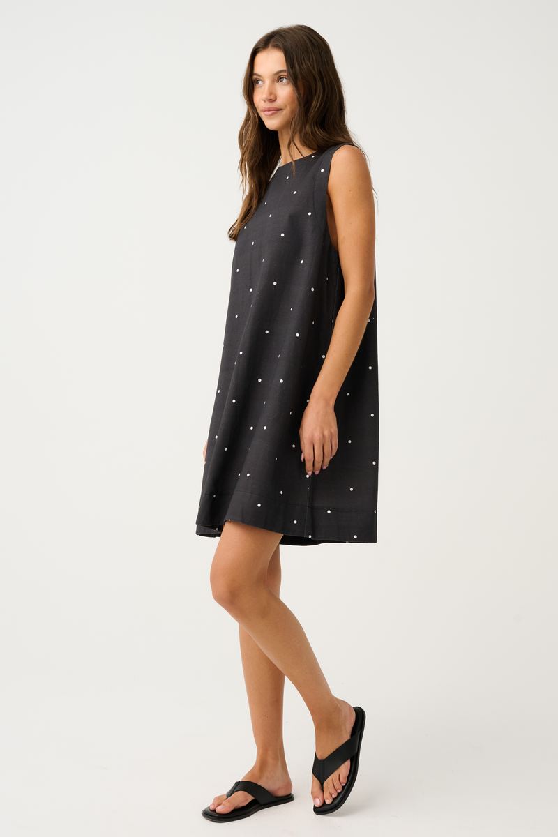 High neck, tank style shift dress
Above knee length
Deep hem cuff
Back keyhole opening at neck
70% Rayon 30% Linen fabric