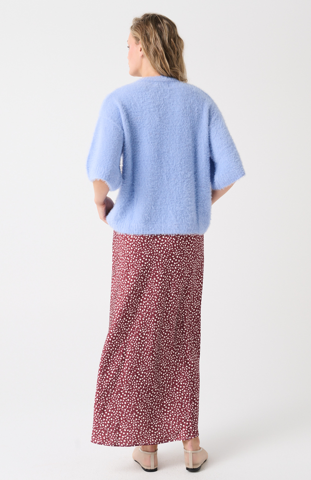 Premium soft knitwear
Relaxed fit, v-neck t-shirt shape with dropped shoulders
Ribbed neckline, sleeve cuffs and hemline
100% soft touch, fluffy finish nylon knit