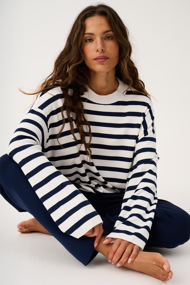 Premium Milano compact knit
Boxy-fit knit sweater
Drop shoulder with long sleeve
Straight hemline
Contrast neck binding