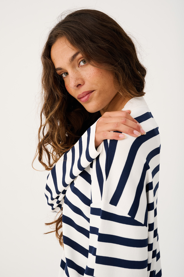 Premium Milano compact knit
Boxy-fit knit sweater
Drop shoulder with long sleeve
Straight hemline
Contrast neck binding