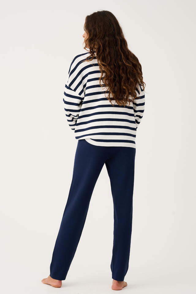 Premium Milano compact knit
Boxy-fit knit sweater
Drop shoulder with long sleeve
Straight hemline
Contrast neck binding