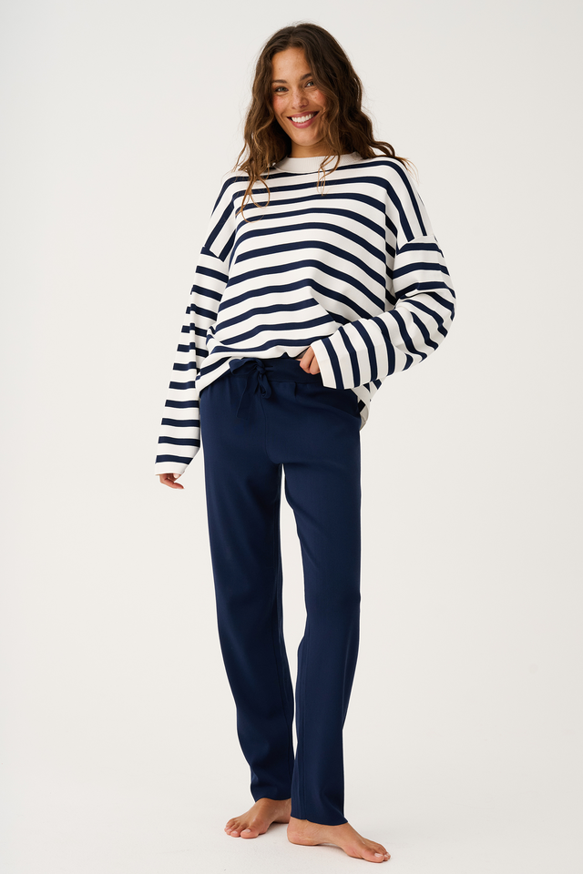 Premium Milano compact knit
Boxy-fit knit sweater
Drop shoulder with long sleeve
Straight hemline
Contrast neck binding
