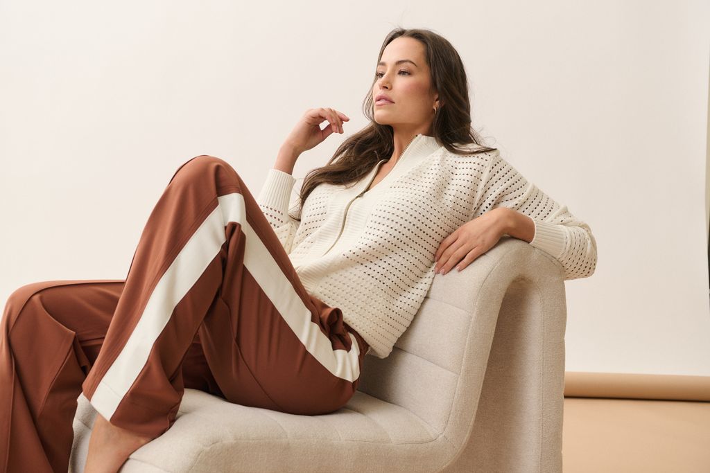 Elasticated waistband with functional drawstring
Straight leg fit
Inseam side pockets
Front and back leg pin tuck seam detailing
Contrast off white stripe grosgrain tape along outer leg
98% Polyester, 2% spandex fabric