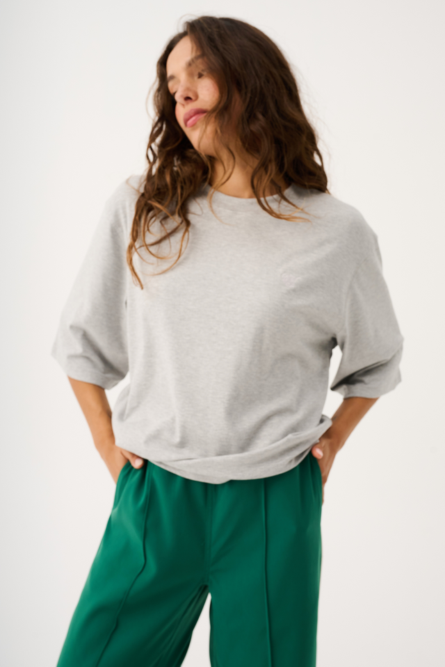 Boxy-fit T-Shirt with drop shoulder
Short Sleeve
Straight hemline
Tonal embroidered logo on the chest