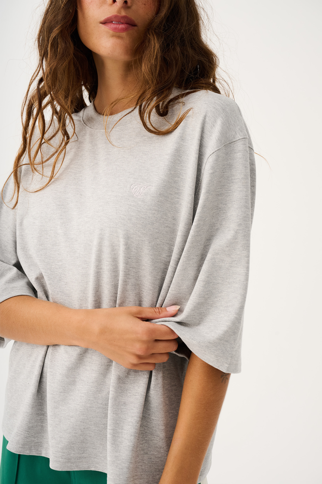 Boxy-fit T-Shirt with drop shoulder
Short Sleeve
Straight hemline
Tonal embroidered logo on the chest
28% Viscose, 38% Acrylic, 28% Cotton, 6% Spandex peached jersey Fabric