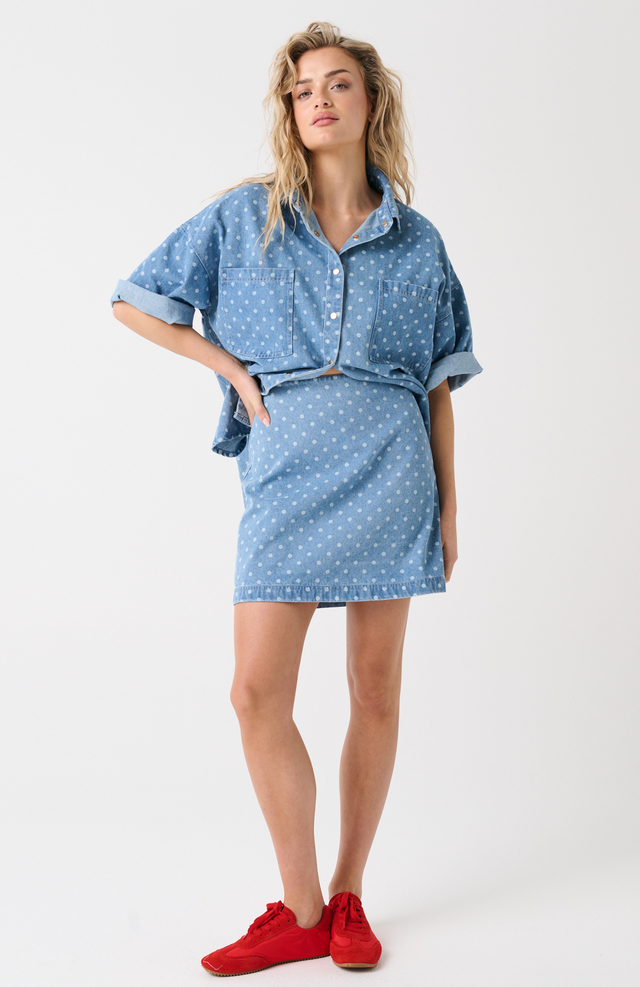Button front denim shirt
Elbow length sleeve
Front chest patch pockets
Longline curved hemline
Brushed gunmetal hardware
100% Cotton denim fabric with vintage wash treatment