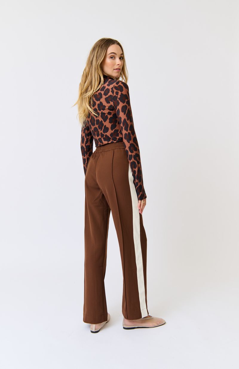 Elasticated waistband
Straight leg fit
Inseam side pockets
Front and back leg pin tuck seam detailing
Contrast off white stripe grosgrain tape along outer leg