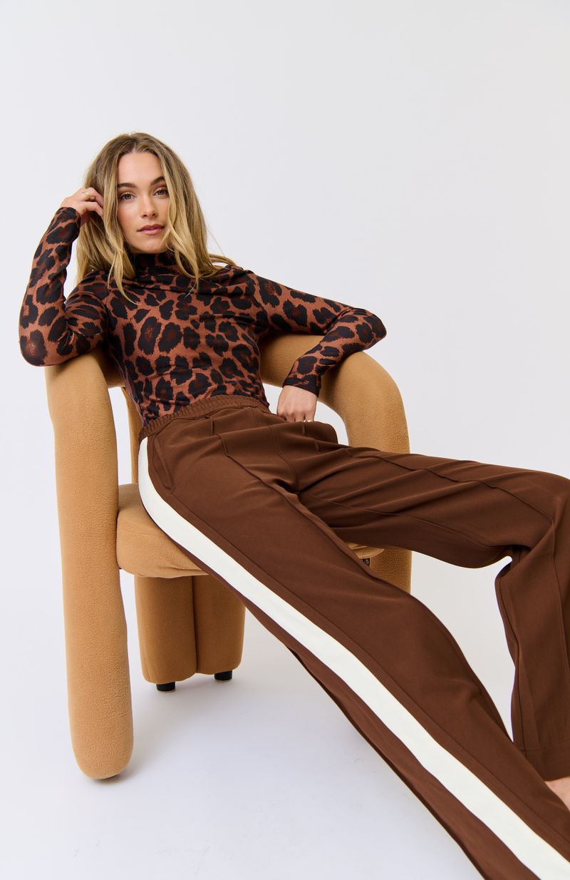 Elasticated waistband
Straight leg fit
Inseam side pockets
Front and back leg pin tuck seam detailing
Contrast off white stripe grosgrain tape along outer leg