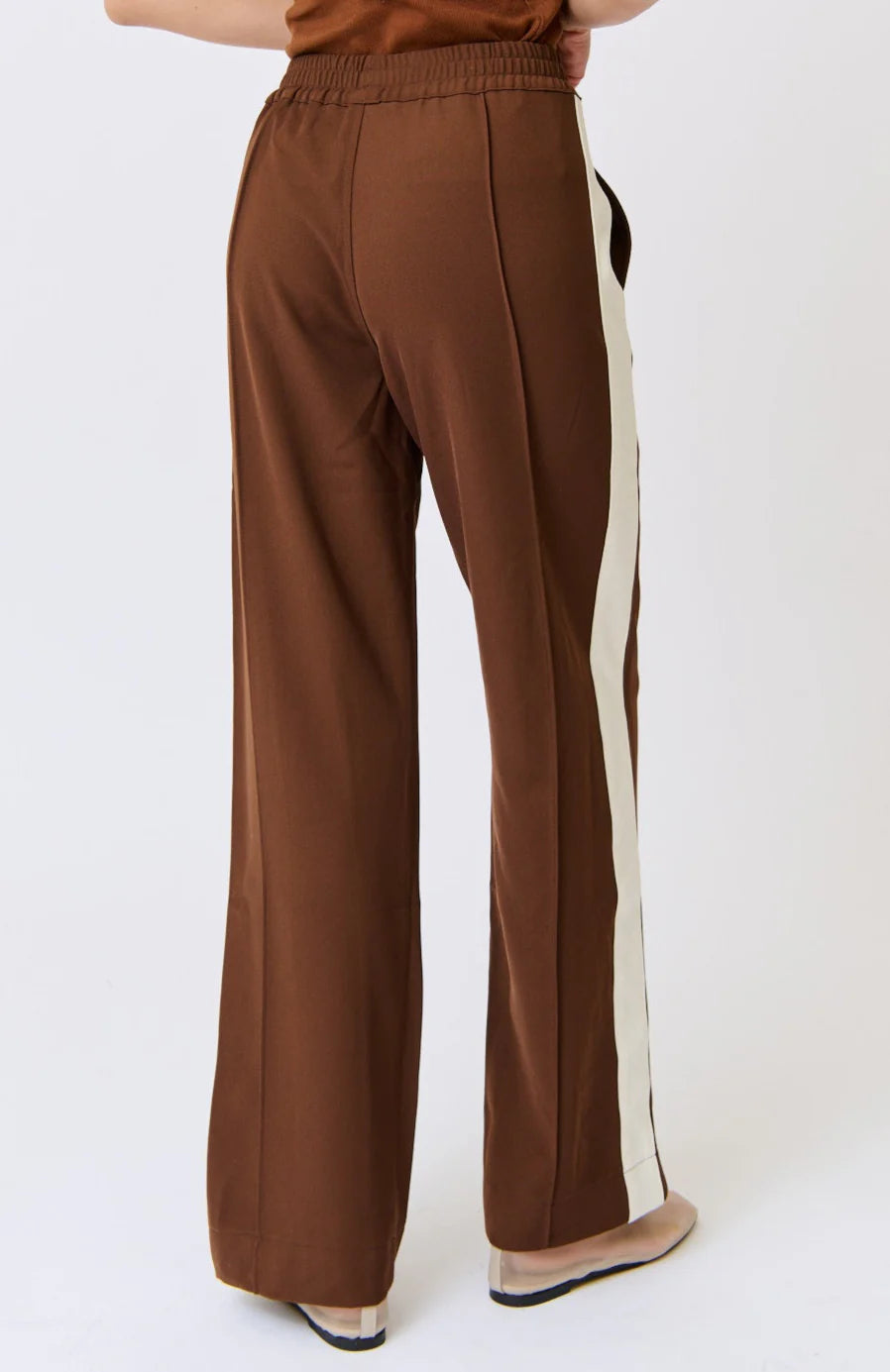 Elasticated waistband
Straight leg fit
Inseam side pockets
Front and back leg pin tuck seam detailing
Contrast off white stripe grosgrain tape along outer leg