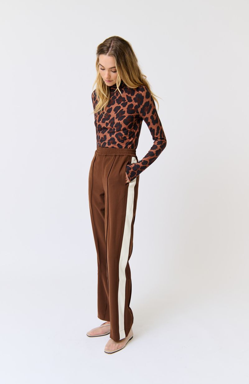 Elasticated waistband
Straight leg fit
Inseam side pockets
Front and back leg pin tuck seam detailing
Contrast off white stripe grosgrain tape along outer leg