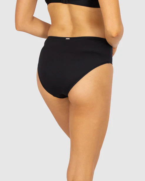 Baku's ECO Mid Bikini Pant features a mid-high flattering waist, with a full coverage bottom. Eco is our eco-friendly fabrication that is ultra-chlorine resistant, has high shaping power and comfort. It is UPF50+ rated and has high resistance to the damaging effects of sunscreen lotions, heat and repeated wear.