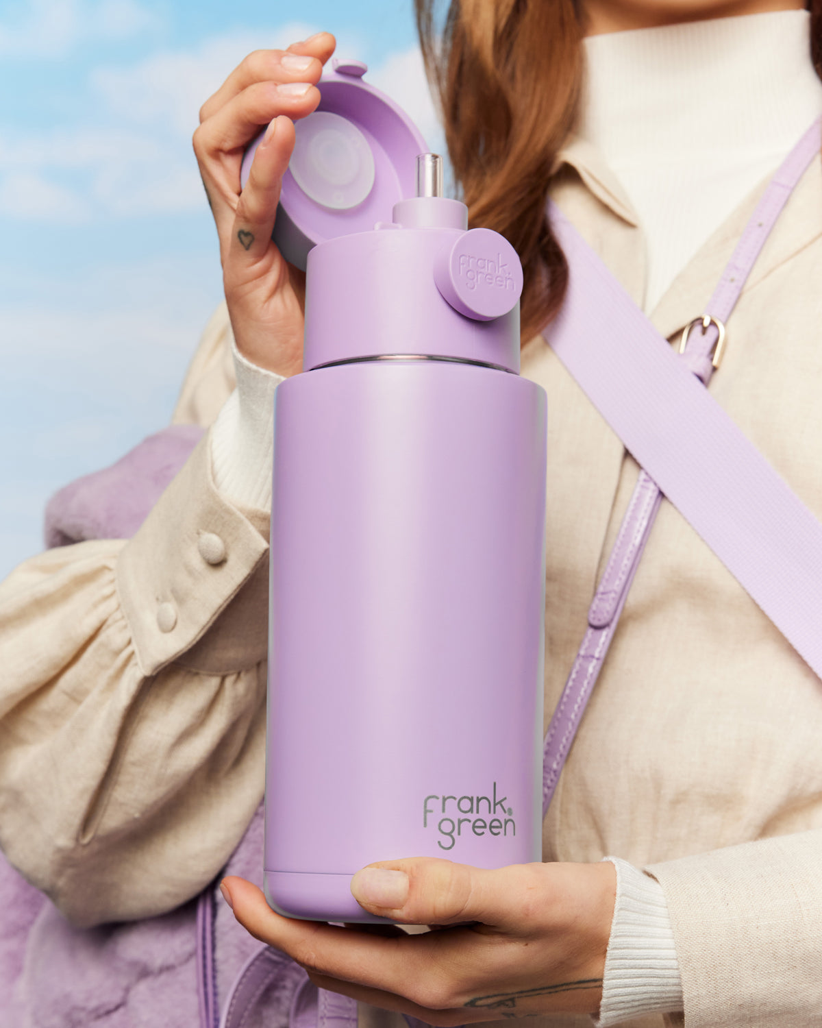 Life's a switch! The Switch Lid lets you seamlessly switch from sipping to gulping with a quick twist. Plus, it’s super easy to clean and made to last. Going somewhere? Simply slide the button up to lock your lid making it totally leak-proof. Choose your hydrations style! An easy-to-use Switcher that lets you switch between sipping and gulping.