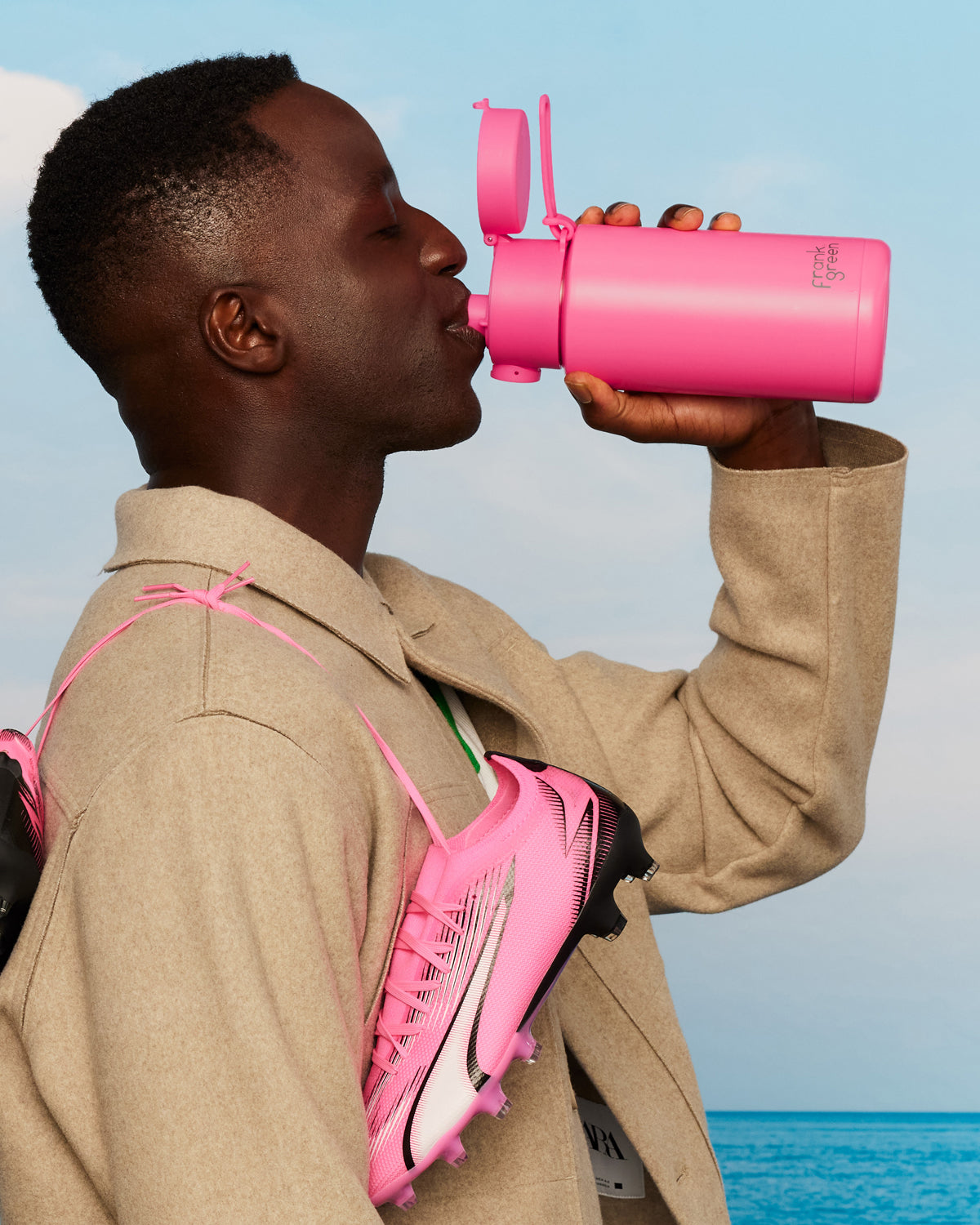 Life's a switch! The Switch Lid lets you seamlessly switch from sipping to gulping with a quick twist. Plus, it’s super easy to clean and made to last. Going somewhere? Simply slide the button up to lock your lid making it totally leak-proof. Choose your hydrations style! An easy-to-use Switcher that lets you switch between sipping and gulping.