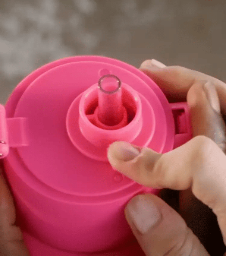 Life's a switch! The Switch Lid lets you seamlessly switch from sipping to gulping with a quick twist. Plus, it’s super easy to clean and made to last. Going somewhere? Simply slide the button up to lock your lid making it totally leak-proof. Choose your hydrations style! An easy-to-use Switcher that lets you switch between sipping and gulping.