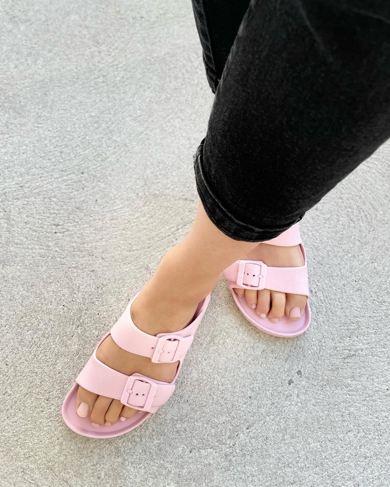 Comfort meets sleek. Super soft flex sole featuring a double buckle closure. • IP injected EVA moulding • Double buckle closure with adjustable width• EVA upper