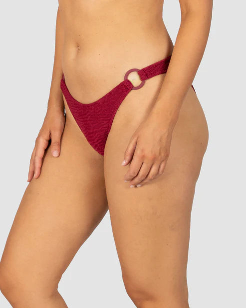 Regular coverage
Ring Detail
Crinkle Fabric
Fabric: 93% Polyamide / 7% Elastane