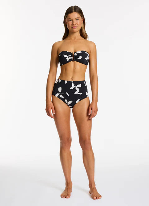 Recycled matte fabric base
Best suited to an A – C cup
Moulded cups for shape and support
Gripper tape to hold swimsuit in place
Removable adjustable straps
Exclusive JETS all over print