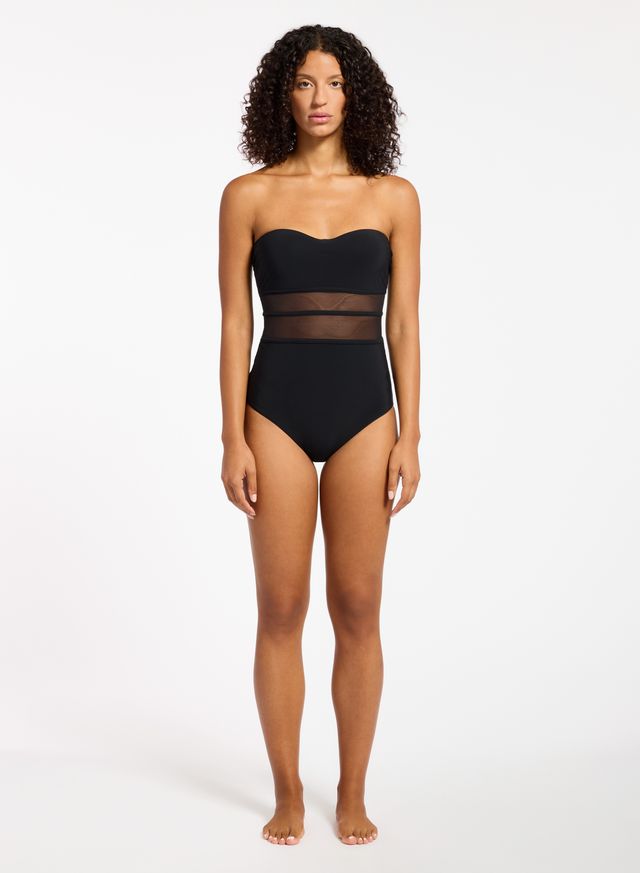 Recycled matte fabric base.
Best suited to an A - C cup.
Moulded cups for shape and support.
Side boning for shape definition.
Internal shelf bra for bust support.
Regular leg, regular back coverage.
73% Recycled Nylon 27% Elastane