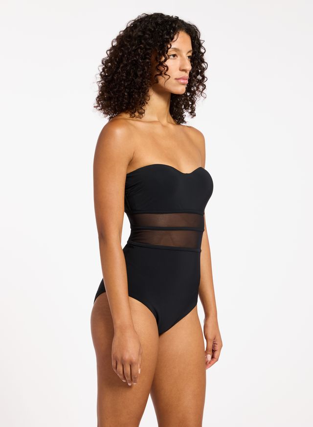 Recycled matte fabric base.
Best suited to an A - C cup.
Moulded cups for shape and support.
Side boning for shape definition.
Internal shelf bra for bust support.
Regular leg, regular back coverage.
73% Recycled Nylon 27% Elastane