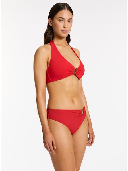 Matte fabric base
Mid rise, regular coverage pant
Regular leg, regular back coverage
Trim detail
Supportive fabric that smooths and contours
Fabric: 68% Nylon, 32% Elastane/ Lining: 82% Recycled Nylon, 18% Elastane