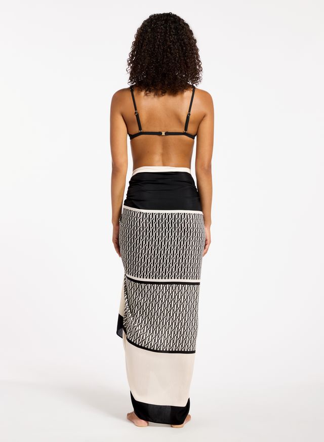 Lightweight, silk blend fabrication.
One size - 125cm x 185cm.
Wrap style.
Designed to be worn over swim.
Exclusive Jets placement print.
84% Viscose 16% Silk