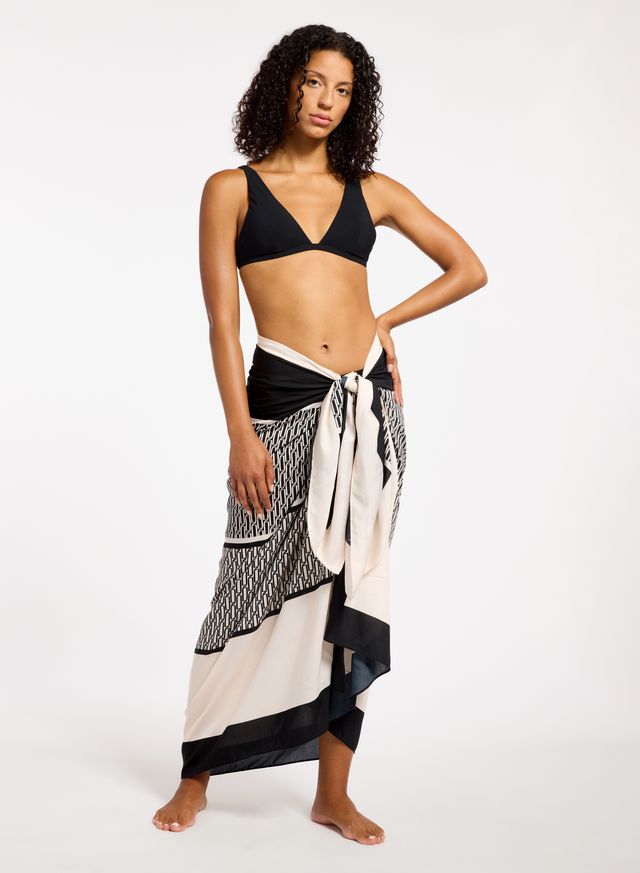 Lightweight, silk blend fabrication.
One size - 125cm x 185cm.
Wrap style.
Designed to be worn over swim.
Exclusive Jets placement print.
84% Viscose 16% Silk