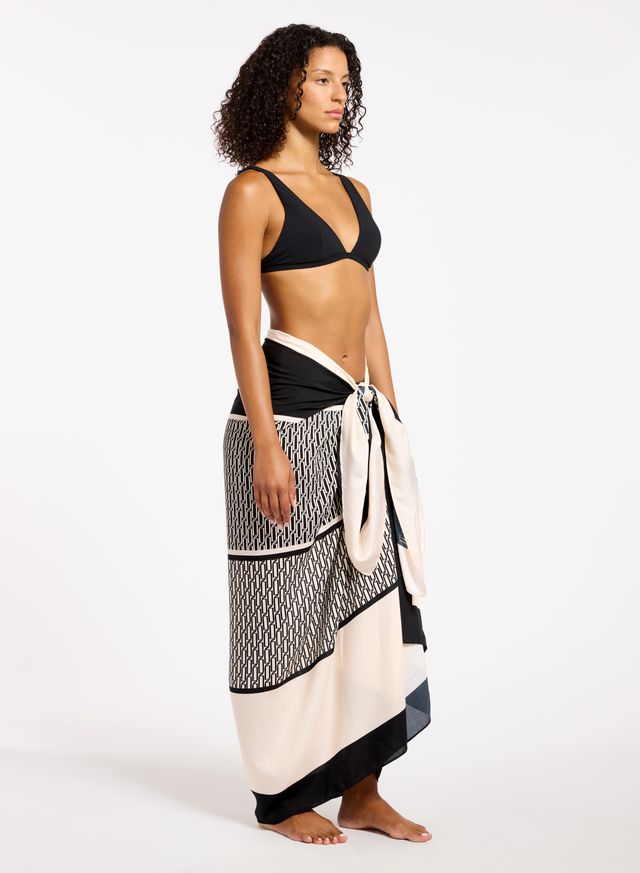 Lightweight, silk blend fabrication.
One size - 125cm x 185cm.
Wrap style.
Designed to be worn over swim.
Exclusive Jets placement print.
84% Viscose 16% Silk