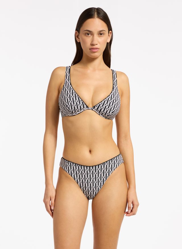 Recycled matte fabric base.
Best suited to a D - DD cup.
Underwire for bust support.
Adjustable straps for the perfect fit.
Piping detail.
Exclusive Jets all over print.
82% Recycled Nylon 18% Elastane