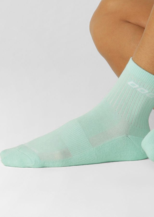 Breathable Cotton Blend Fabric
Arch Support
Cushioned Soles for Added Comfort
Quarter Crew Length
Iconic Logo