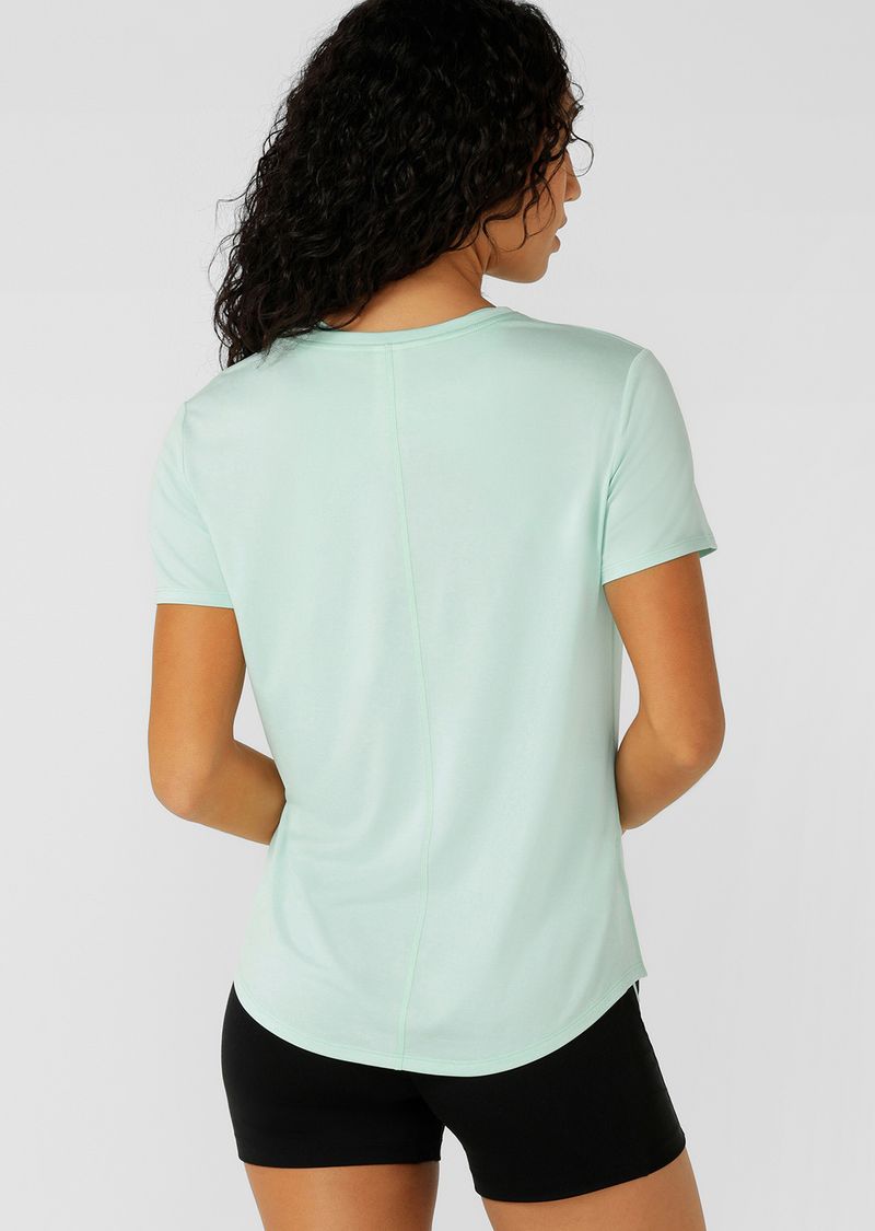 Lightweight Layering Active Tops- an everyday essential for your workouts
Relaxed Longline Fit
Curved Hem Silhouette for Added Coverage
Quick Drying Active Fabrication
Iconic Branding