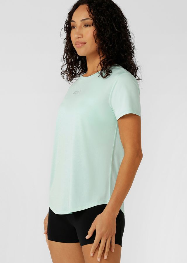 Lightweight Layering Active Tops- an everyday essential for your workouts
Relaxed Longline Fit
Curved Hem Silhouette for Added Coverage
Quick Drying Active Fabrication
Iconic Branding