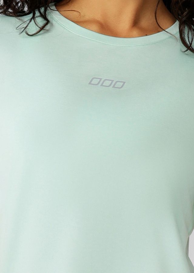 Lightweight Layering Active Tops- an everyday essential for your workouts
Relaxed Longline Fit
Curved Hem Silhouette for Added Coverage
Quick Drying Active Fabrication
Iconic Branding