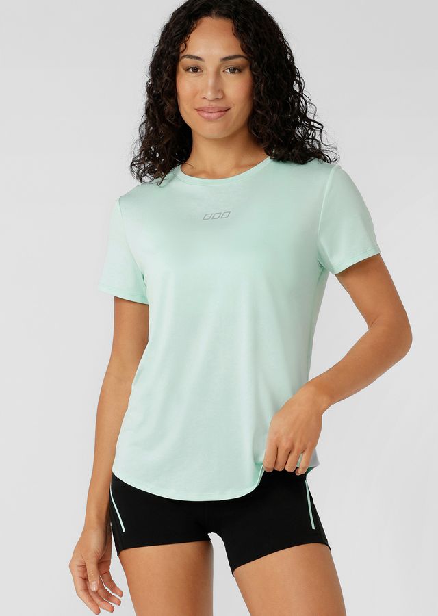 Lightweight Layering Active Tops- an everyday essential for your workouts
Relaxed Longline Fit
Curved Hem Silhouette for Added Coverage
Quick Drying Active Fabrication
Iconic Branding