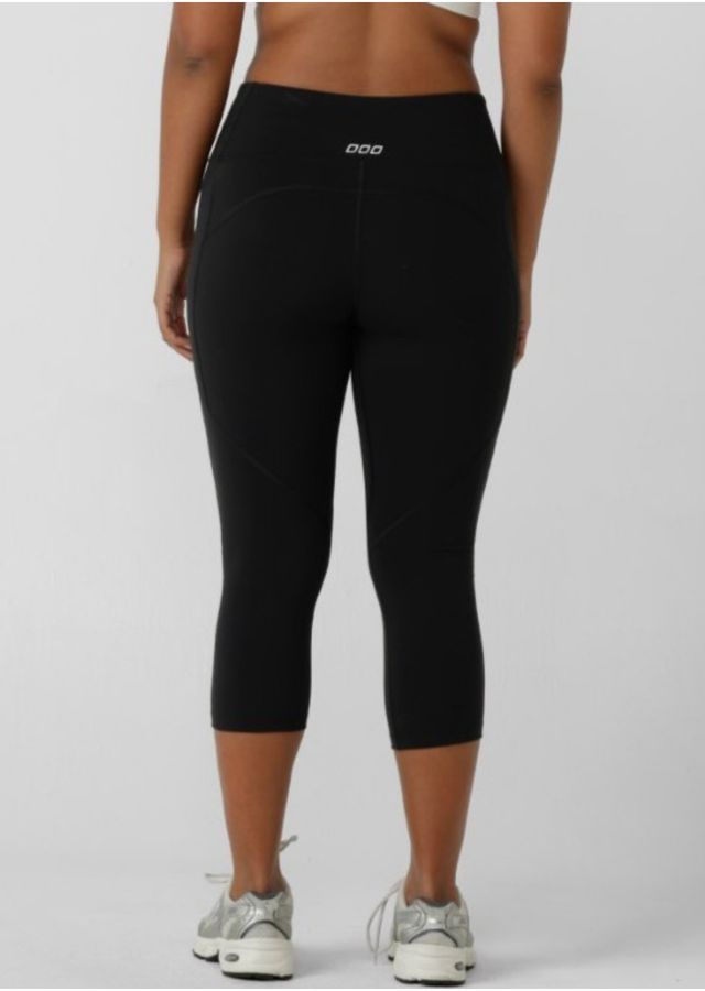 No front seam for added comfort
Flattering high rise waistband with stomach support
Soft fold front for unrestricted movement
Stabilising hidden rubber edge at back to keep your waistband in place
Side pockets to stash your essentials
Reflective iconic logo for added nighttime visibility