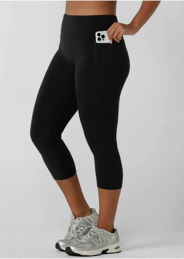 No front seam for added comfort
Flattering high rise waistband with stomach support
Soft fold front for unrestricted movement
Stabilising hidden rubber edge at back to keep your waistband in place
Side pockets to stash your essentials
Reflective iconic logo for added nighttime visibility