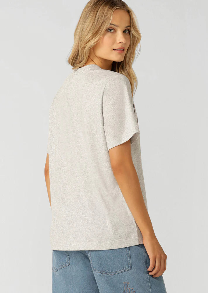 Versatile Wear Anywhere Classic Design
Relaxed Fit Silhouette
Bold front logo design
Premium Cotton Blend Fabric
Classic Rib Crew Neckline