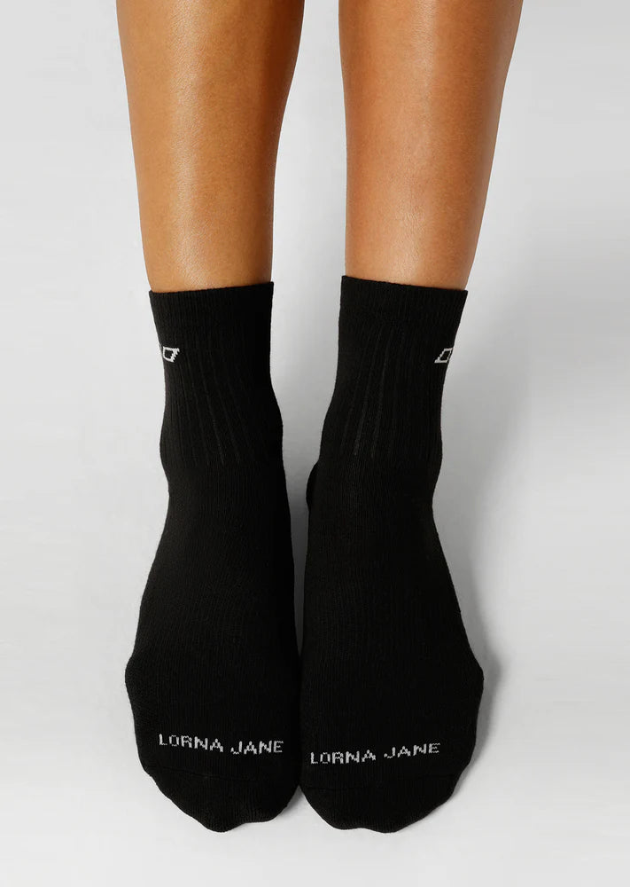 From weekend to workout, these quarter crew socks a the perfect addition to every active look. Engineered for performance, these socks feature ribbed arch support and cushioned soles to ensure you stay comfortable and supported no matter the workout. Made from our breathable cotton blend yarn, these socks are designed in a versatile, quarter-crew length.