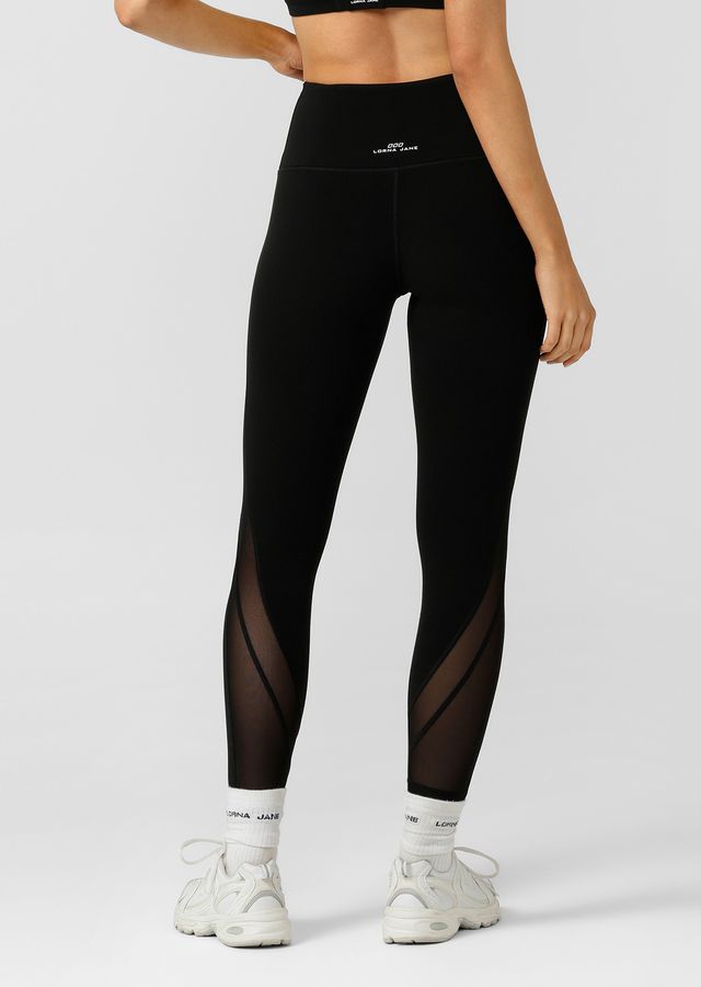 Flattering High Rise Waistband with Soft Fold Front and Stabilising Back Elastic for No Dig Comfort Without Compromising on Support
Mesh Panelling for Added Breathability
No Front Seam for Added Comfort
Secret No Bounce Back Pocket to Stash Your Essentials
Heritage Logo Print