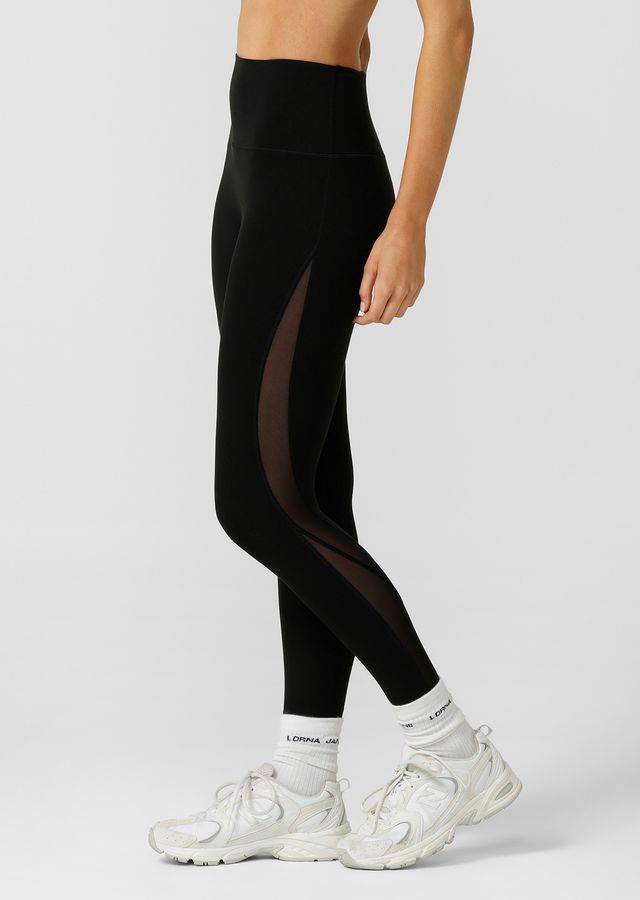 Flattering High Rise Waistband with Soft Fold Front and Stabilising Back Elastic for No Dig Comfort Without Compromising on Support
Mesh Panelling for Added Breathability
No Front Seam for Added Comfort
Secret No Bounce Back Pocket to Stash Your Essentials
Heritage Logo Print