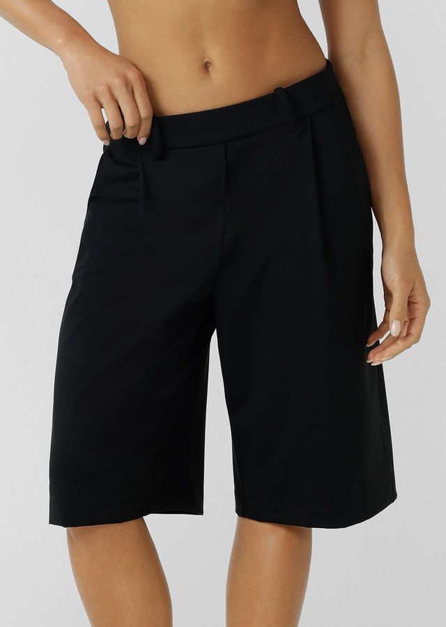 Wear Anywhere Wardrobe Essential
Elasticated Waistband with Hidden Drawcord Adjustability
Sweat Wicking Active Fabrication
Side Pockets to Stash your Essentials
Fashion Forward 3/4 Silhouette