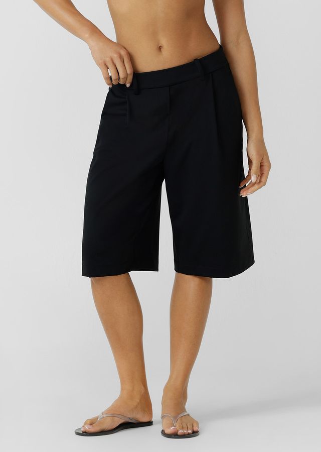 Wear Anywhere Wardrobe Essential
Elasticated Waistband with Hidden Drawcord Adjustability
Sweat Wicking Active Fabrication
Side Pockets to Stash your Essentials
Fashion Forward 3/4 Silhouette