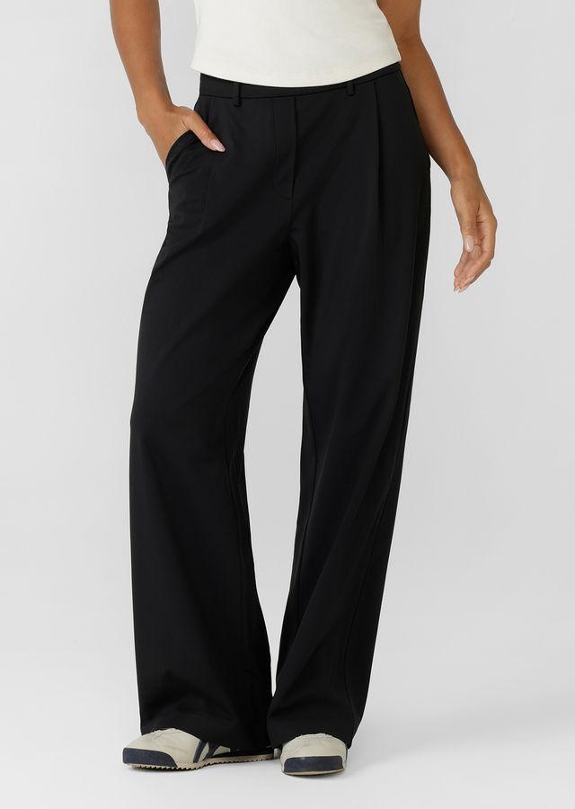 Wear Anywhere Wardrobe Essential
Elasticated Waistband with Hidden Drawcord Adjustability
Soft and Cosy Premium Brushed Thermal Active Fabric
Side Pockets to Stash your Essentials
Bonded Hem for a Technical and Streamlined Finish