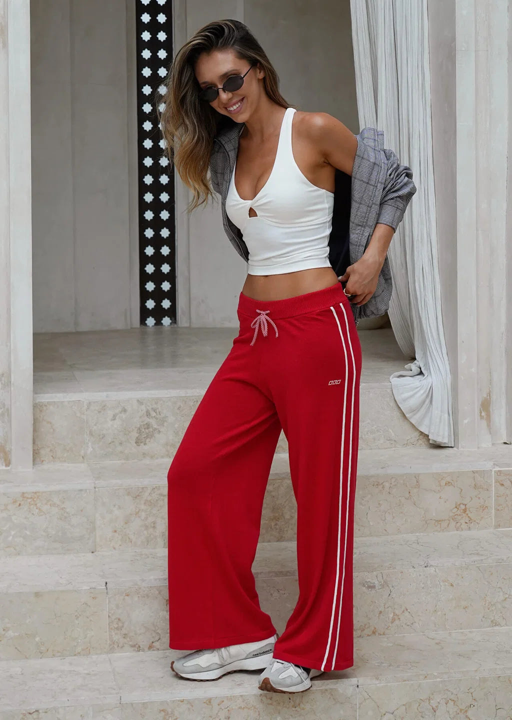 Mid to High Rise, Relaxed Fit Silhouette
Premium Cotton Linen Blend True Knit Fabrication
Elasticated Rib Waistband with Drawcord Adjustability
Elongating Contrast Seams for a Retro Sport Inspired Look
Iconic Logo Embroidery