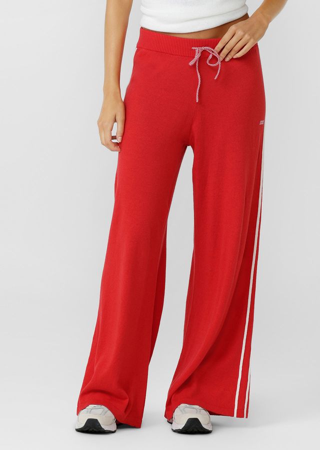 Mid to High Rise, Relaxed Fit Silhouette
Premium Cotton Linen Blend True Knit Fabrication
Elasticated Rib Waistband with Drawcord Adjustability
Elongating Contrast Seams for a Retro Sport Inspired Look
Iconic Logo Embroidery