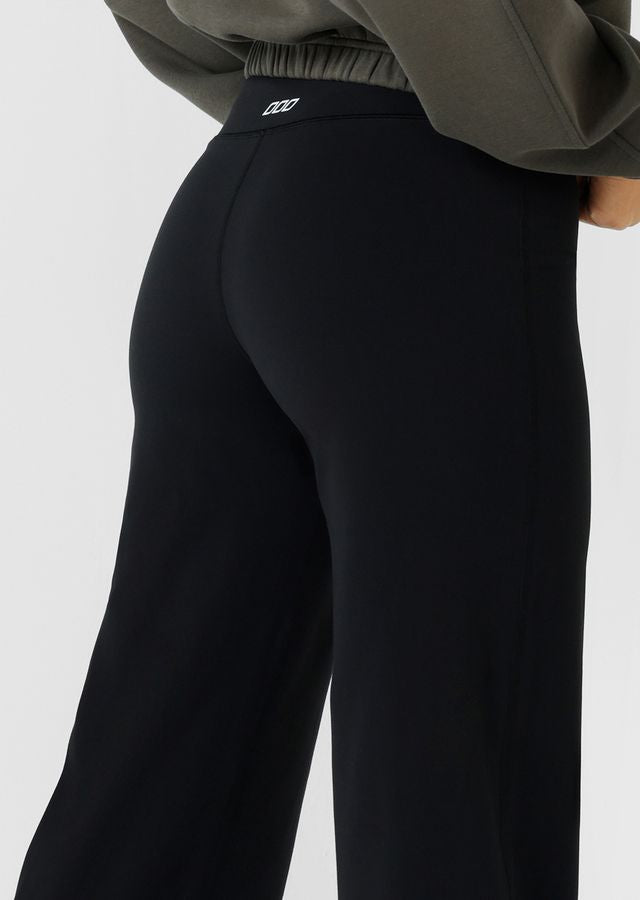 Modern wide‑leg silhouette inspired by the comfort of leggings
Mid to High Rise Soft Fold Waistband
Stabilising Back Elastic for a supportive, non‑restrictive hold
Form‑flattering bootleg shape
Hidden back pocket to keep essentials secure and discreet
Ideal for active living, travel, and everyday wear